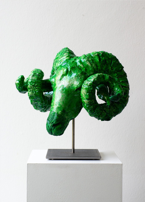 Brenta (2024) / handmodelliert / Steingut, Raku Holzbrand / Sammlung Zargar Swiridoff