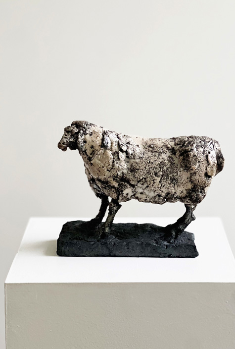 Hebrides (2026) / handmodelliert, Keramik, Draht, glasiert, Raku Holzbrand