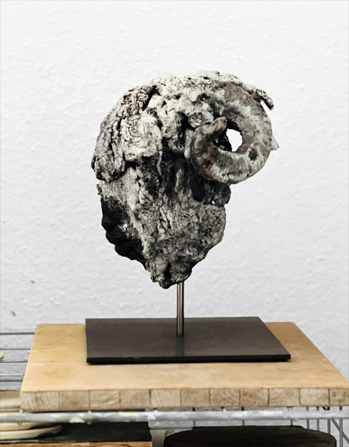 Maja (2025) / handmodelliert, Steingut, glasiert, Raku Holzbrand, h 25 cm