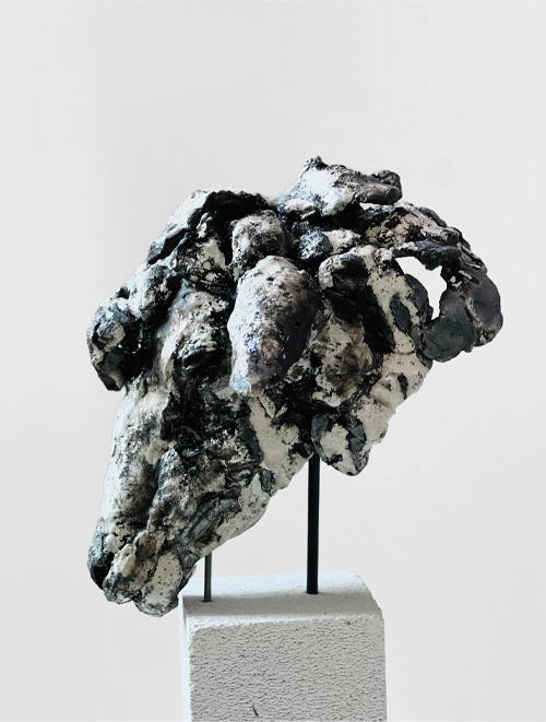 Merino (2024) / handmodelliert, Steingut, glasiert, Raku Holzbrand / Sammlung Würth