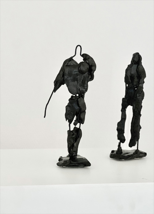 Relations (2025) / handmodelliert, Steingut, Metalldraht, Tusche