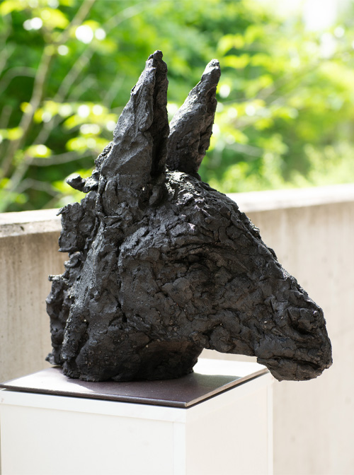 Sapiens (2025) / handmodelliert, Steingut, Tusche, h 40 cm